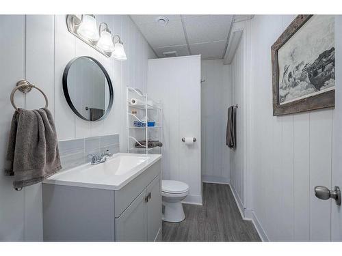 1411 Price Close, Carstairs, AB - Indoor Photo Showing Bathroom