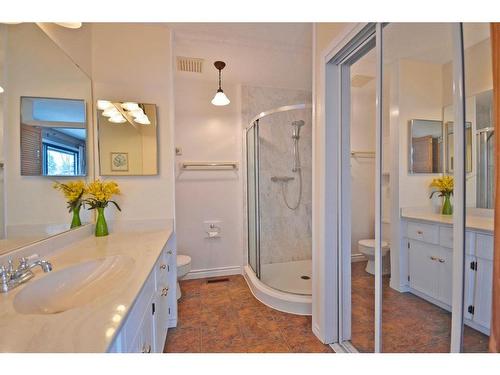 3344 Palliser Drive Sw, Calgary, AB - Indoor Photo Showing Bathroom