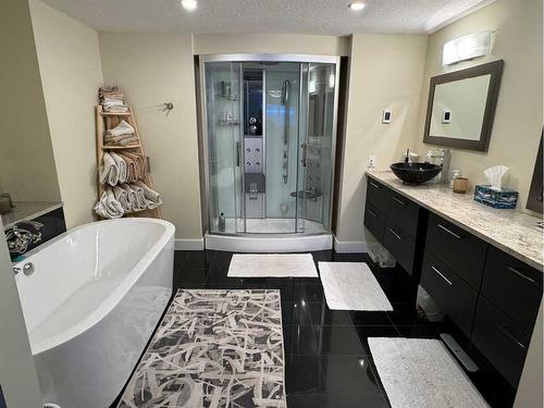 9204 Oakmount Drive Sw, Calgary, AB - Indoor Photo Showing Bathroom