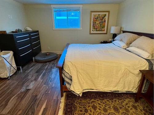 9204 Oakmount Drive Sw, Calgary, AB - Indoor Photo Showing Bedroom
