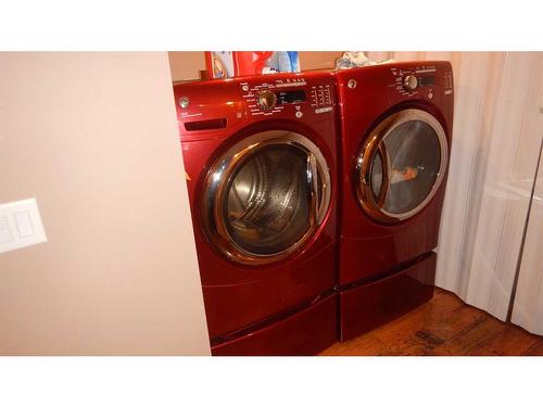 9204 Oakmount Drive Sw, Calgary, AB - Indoor Photo Showing Laundry Room