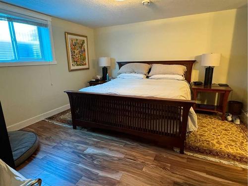 9204 Oakmount Drive Sw, Calgary, AB - Indoor Photo Showing Bedroom