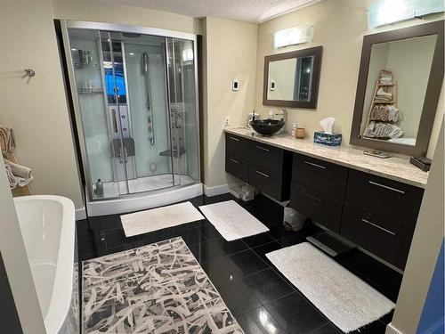 9204 Oakmount Drive Sw, Calgary, AB - Indoor Photo Showing Bathroom