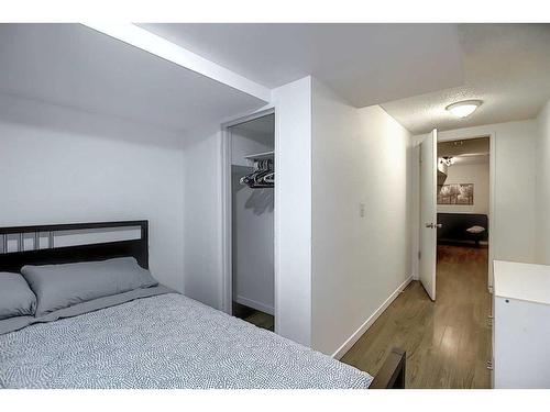 521 22 Avenue Sw, Calgary, AB - Indoor Photo Showing Bedroom