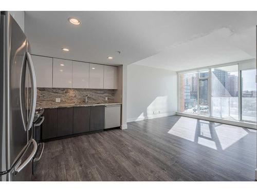 304-560 6 Avenue Se, Calgary, AB - Indoor Photo Showing Kitchen With Double Sink With Upgraded Kitchen