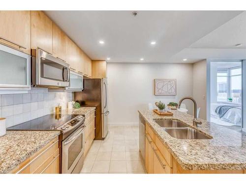 1601-215 13 Avenue, Calgary, AB - Indoor Photo Showing Kitchen With Double Sink