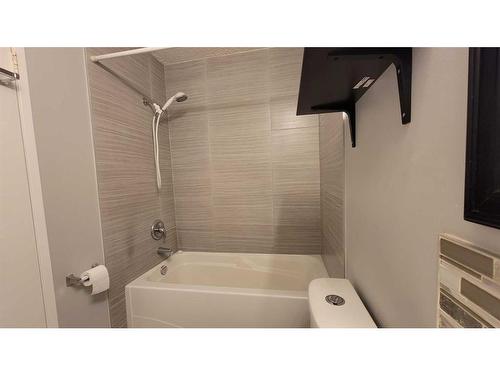 55 Beaconsfield Crescent Nw, Calgary, AB - Indoor Photo Showing Bathroom