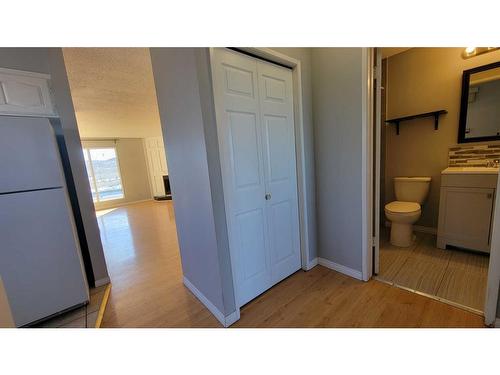 55 Beaconsfield Crescent Nw, Calgary, AB - Indoor Photo Showing Bathroom