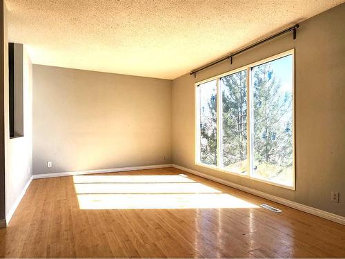 55 Beaconsfield Crescent Nw, Calgary, AB - Indoor Photo Showing Other Room