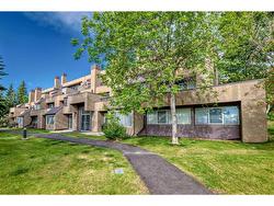 1-122 Village Heights SW Calgary, AB T3H 2L2