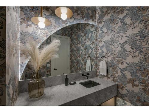 3839 8 Street Sw, Calgary, AB - Indoor Photo Showing Bathroom
