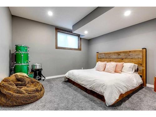211 Hawk'S Landing Rise, Priddis Greens, AB - Indoor Photo Showing Bedroom