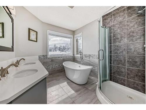 1533 19 Avenue Nw, Calgary, AB - Indoor Photo Showing Bathroom