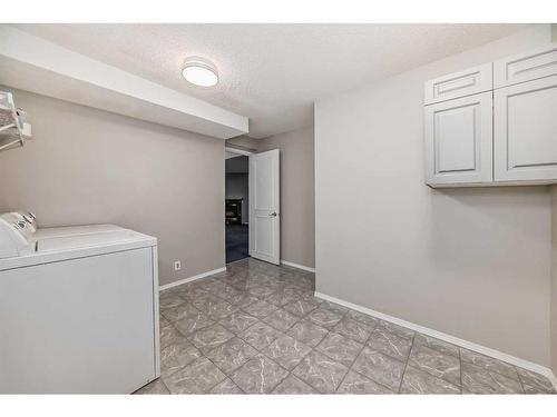 1533 19 Avenue Nw, Calgary, AB - Indoor Photo Showing Laundry Room