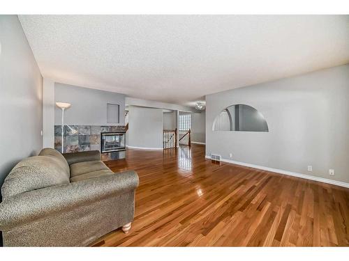 1533 19 Avenue Nw, Calgary, AB - Indoor Photo Showing Living Room