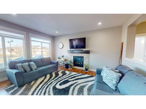 28 Mahogany Manor Se, Calgary, AB - Indoor Photo Showing Living Room With Fireplace
