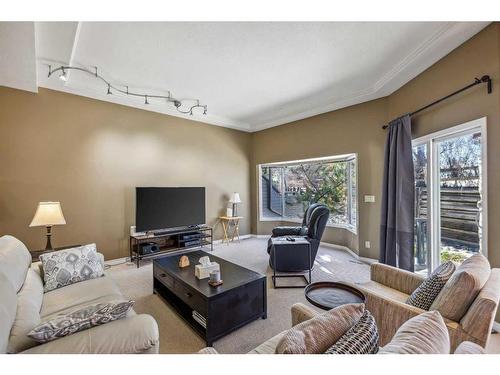 275-4037 42 Street Nw, Calgary, AB - Indoor Photo Showing Living Room