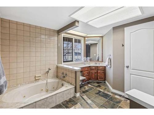 275-4037 42 Street Nw Street Nw, Calgary, AB - Indoor Photo Showing Bathroom