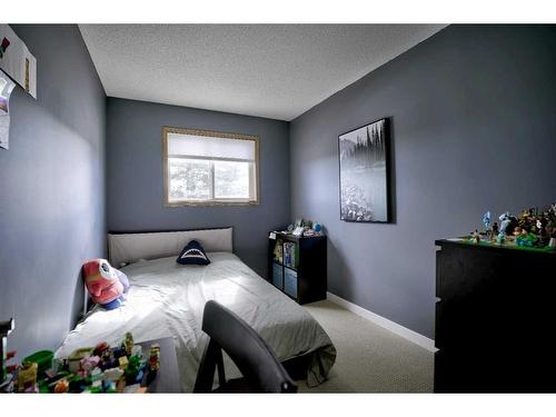 92 Somervale Park Sw, Calgary, AB - Indoor Photo Showing Bedroom