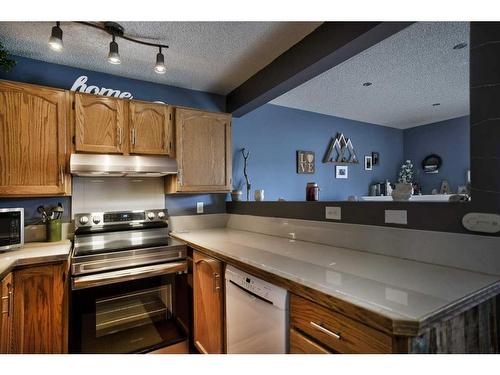 92 Somervale Park Sw, Calgary, AB - Indoor Photo Showing Kitchen