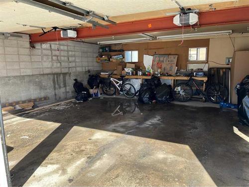 1279 Northmount Drive Nw, Calgary, AB - Indoor Photo Showing Garage