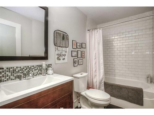 2449 22A Street Nw, Calgary, AB - Indoor Photo Showing Bathroom