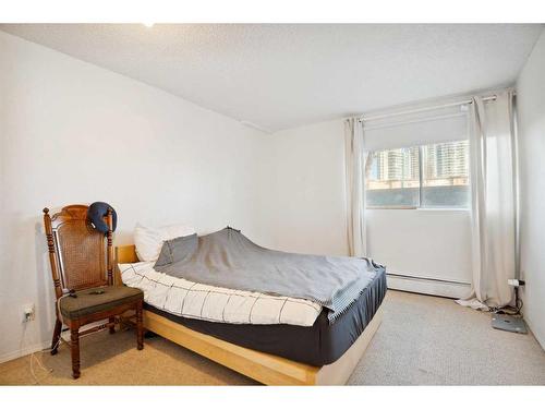 101-1113 37 Street Sw, Calgary, AB - Indoor Photo Showing Bedroom