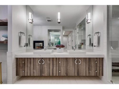 2543 11 Avenue Nw, Calgary, AB - Indoor Photo Showing Bathroom