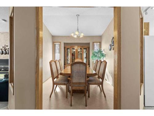 123 Scenic Ridge Court Nw, Calgary, AB - Indoor Photo Showing Dining Room