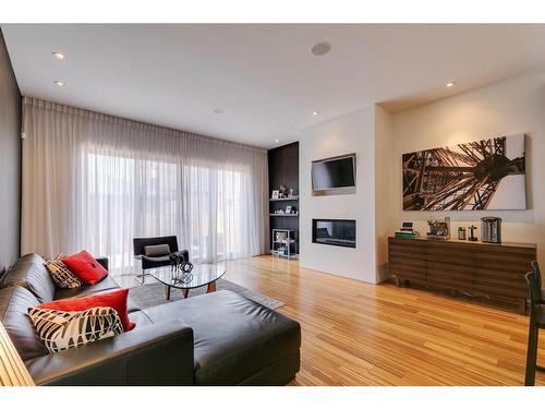 1813 Ramsay Street Se, Calgary, AB - Indoor Photo Showing Living Room With Fireplace
