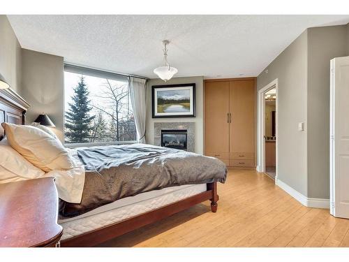 303-837 2 Avenue Sw, Calgary, AB - Indoor With Fireplace