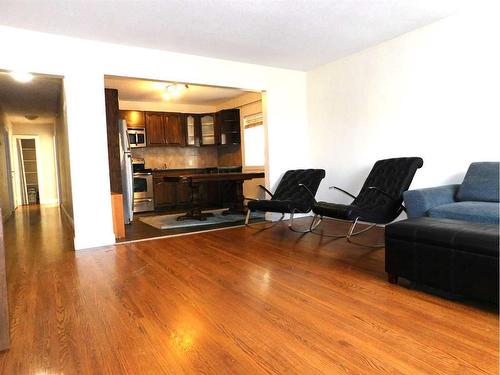 1611 36 Avenue Sw, Calgary, AB - Indoor Photo Showing Living Room