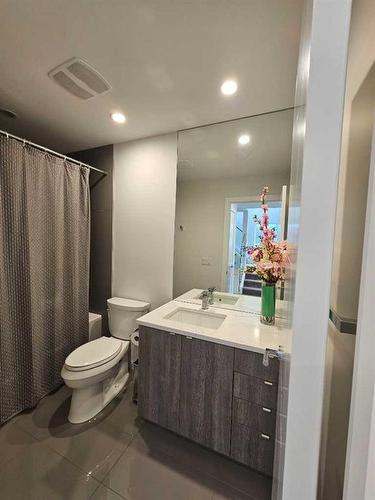 2710 Parkdale Boulevard Nw, Calgary, AB - Indoor Photo Showing Bathroom