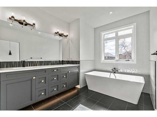 420 24 Avenue Ne, Calgary, AB - Indoor Photo Showing Bathroom