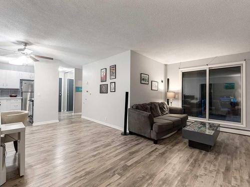 302-2611 15A Street Sw, Calgary, AB - Indoor Photo Showing Living Room