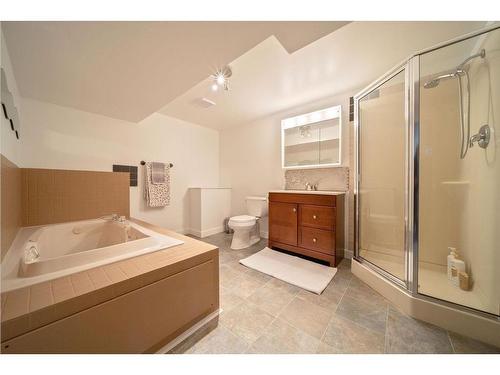 2608 38 Street Sw, Calgary, AB - Indoor Photo Showing Bathroom