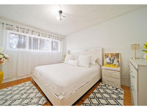 2608 38 Street Sw, Calgary, AB - Indoor Photo Showing Bedroom