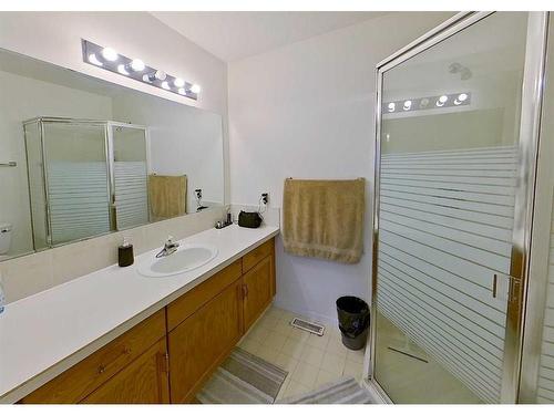 222 2 Avenue Ne, Three Hills, AB - Indoor Photo Showing Bathroom