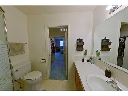 222 2 Avenue Ne, Three Hills, AB - Indoor Photo Showing Bathroom