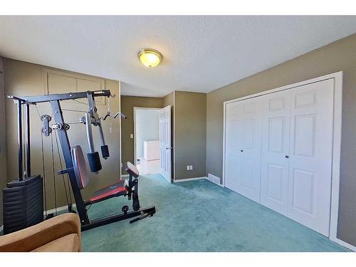 222 2 Avenue Ne, Three Hills, AB - Indoor Photo Showing Gym Room