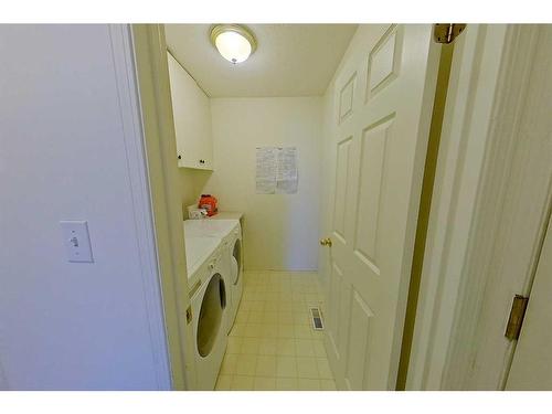 222 2 Avenue Ne, Three Hills, AB - Indoor Photo Showing Laundry Room