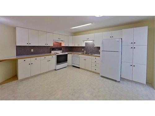 222 2 Avenue Ne, Three Hills, AB - Indoor Photo Showing Kitchen