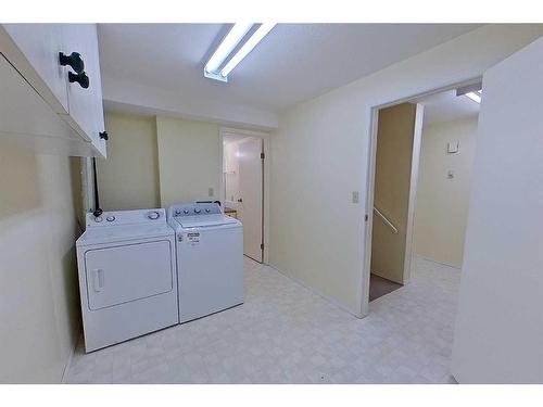 222 2 Avenue Ne, Three Hills, AB - Indoor Photo Showing Laundry Room