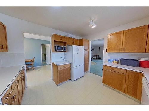 222 2 Avenue Ne, Three Hills, AB - Indoor Photo Showing Kitchen