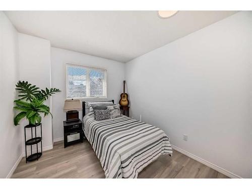 1320 2 Street Nw, Calgary, AB - Indoor Photo Showing Bedroom