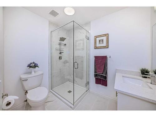 1320 2 Street Nw, Calgary, AB - Indoor Photo Showing Bathroom