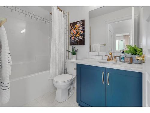 104 Cobblestone Gate Sw, Airdrie, AB - Indoor Photo Showing Bathroom