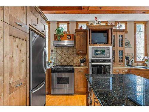 21 Blue Grouse Ridge, Canmore, AB - Indoor Photo Showing Kitchen With Upgraded Kitchen