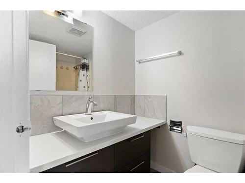 111 23 Avenue Sw, Calgary, AB - Indoor Photo Showing Bathroom