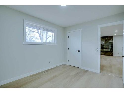 26 Dovercliffe Close Se, Calgary, AB - Indoor Photo Showing Other Room